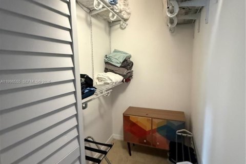Снять в аренду кондоминиум в Майами, Флорида 2 спальни, 60.39м2, № 2154862 - фото 15
