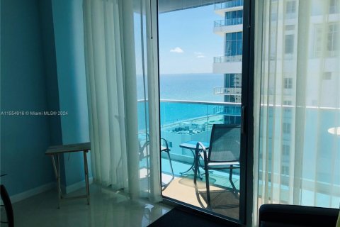 Condo in Hollywood, Florida, 1 bedroom № 1959745 - photo 3