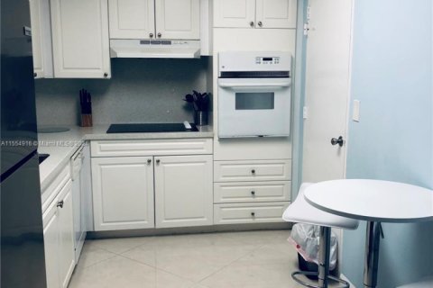 Condo in Hollywood, Florida, 1 bedroom № 1959745 - photo 12