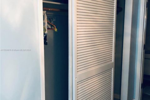 Condo in Hollywood, Florida, 1 bedroom № 1959745 - photo 9