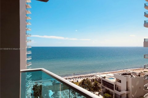 Condo in Hollywood, Florida, 1 bedroom № 1959745 - photo 1