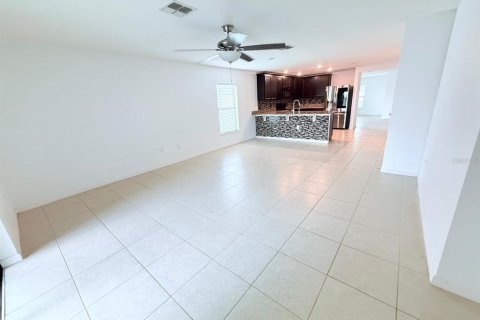House in Deltona, Florida 4 bedrooms, 174.19 sq.m. № 2239681 - photo 2