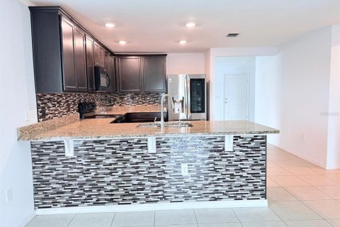 House in Deltona, Florida 4 bedrooms, 174.19 sq.m. № 2239681 - photo 3