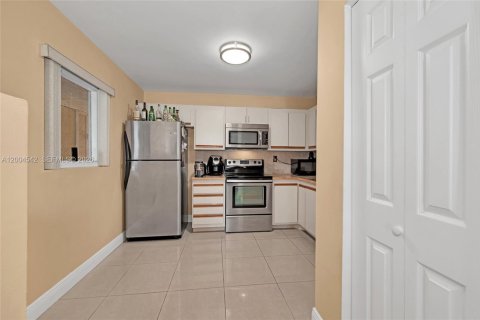 Condo in Miami, Florida, 2 bedrooms  № 2070383 - photo 12