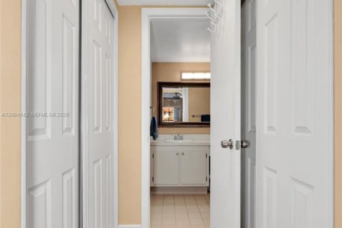 Condo in Miami, Florida, 2 bedrooms  № 2070383 - photo 15