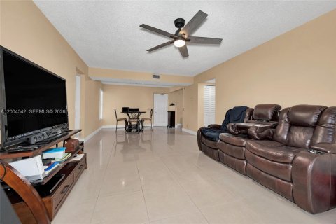 Condo in Miami, Florida, 2 bedrooms  № 2070383 - photo 9