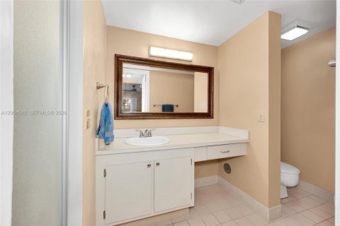 Condo in Miami, Florida, 2 bedrooms  № 2070383 - photo 16
