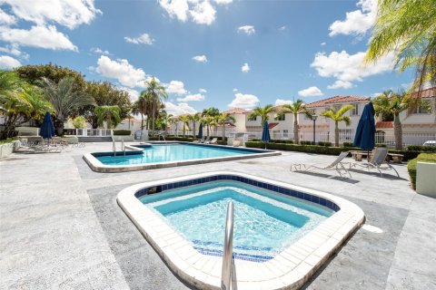 Condo in Miami, Florida, 2 bedrooms  № 2070383 - photo 24