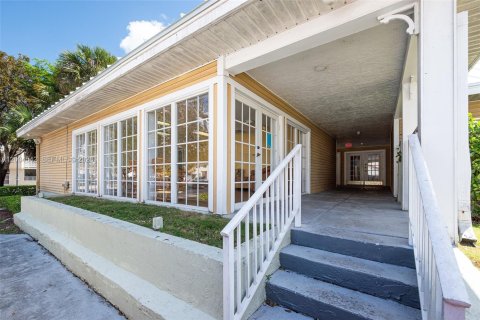 Condo in Miami, Florida, 2 bedrooms  № 2070383 - photo 25