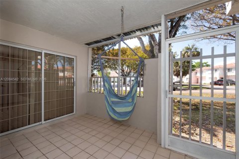 Condo in Miami, Florida, 2 bedrooms  № 2070383 - photo 22