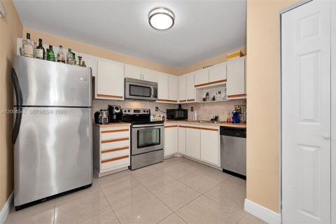 Condo in Miami, Florida, 2 bedrooms  № 2070383 - photo 11
