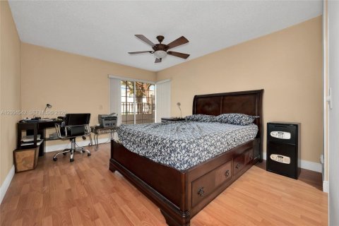 Condo in Miami, Florida, 2 bedrooms  № 2070383 - photo 13