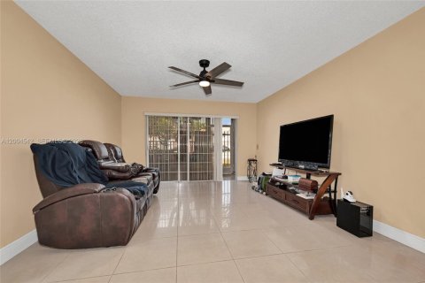 Condo in Miami, Florida, 2 bedrooms  № 2070383 - photo 8