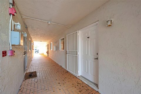 Condo in Miami, Florida, 2 bedrooms  № 2070383 - photo 5