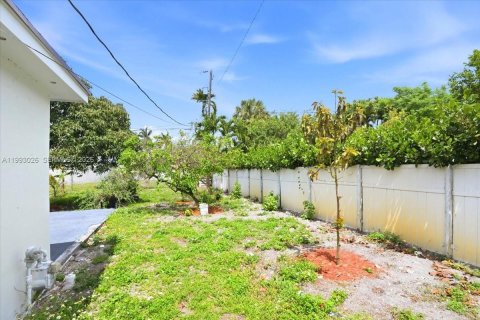 House in Hialeah, Florida 3 bedrooms, 144.65 sq.m. № 2062619 - photo 9