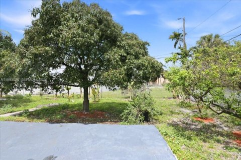 House in Hialeah, Florida 3 bedrooms, 144.65 sq.m. № 2062619 - photo 10