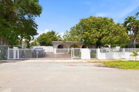 Villa ou maison à vendre à Hialeah, Floride: 3 chambres, 144.65 m2 № 2062619 - photo 14