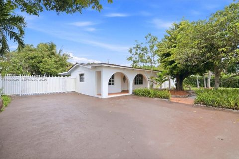 House in Hialeah, Florida 3 bedrooms, 144.65 sq.m. № 2062619 - photo 1