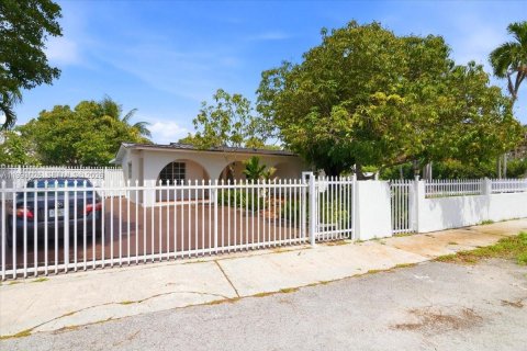 Villa ou maison à vendre à Hialeah, Floride: 3 chambres, 144.65 m2 № 2062619 - photo 15
