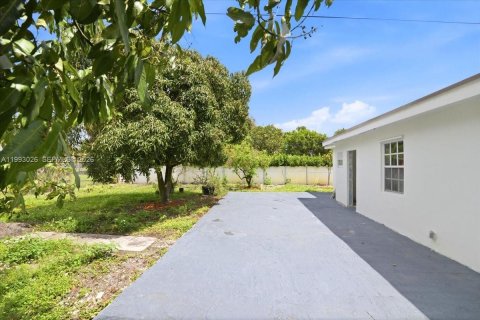 House in Hialeah, Florida 3 bedrooms, 144.65 sq.m. № 2062619 - photo 11