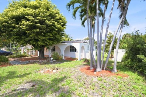 House in Hialeah, Florida 3 bedrooms, 144.65 sq.m. № 2062619 - photo 7