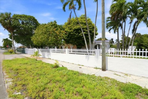 Villa ou maison à vendre à Hialeah, Floride: 3 chambres, 144.65 m2 № 2062619 - photo 16