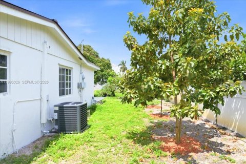 House in Hialeah, Florida 3 bedrooms, 144.65 sq.m. № 2062619 - photo 8