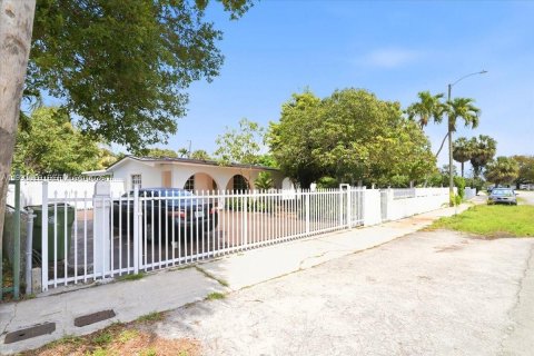 Villa ou maison à vendre à Hialeah, Floride: 3 chambres, 144.65 m2 № 2062619 - photo 13