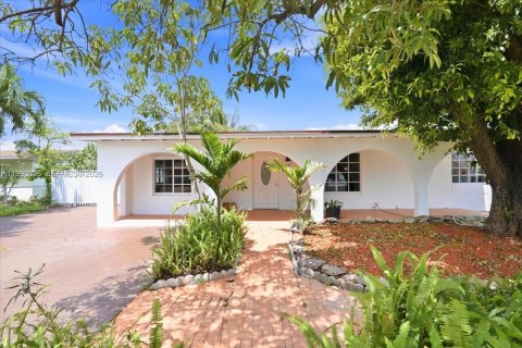 House in Hialeah, Florida 3 bedrooms, 144.65 sq.m. № 2062619 - photo 5
