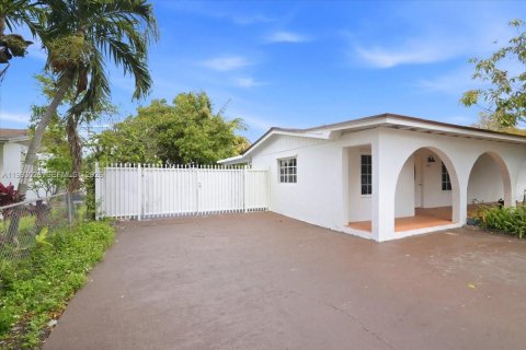 House in Hialeah, Florida 3 bedrooms, 144.65 sq.m. № 2062619 - photo 3