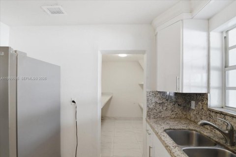 Villa ou maison à vendre à Hialeah, Floride: 3 chambres, 144.65 m2 № 2062619 - photo 25