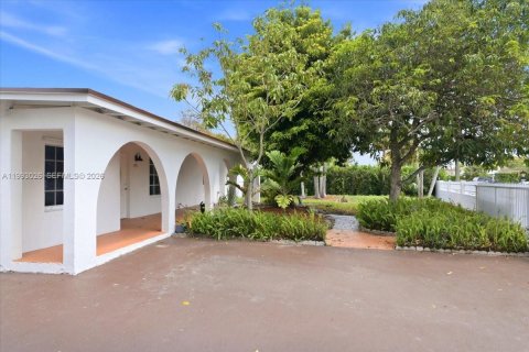 House in Hialeah, Florida 3 bedrooms, 144.65 sq.m. № 2062619 - photo 2
