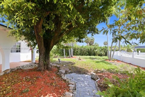 House in Hialeah, Florida 3 bedrooms, 144.65 sq.m. № 2062619 - photo 6