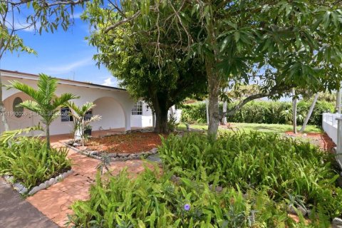 House in Hialeah, Florida 3 bedrooms, 144.65 sq.m. № 2062619 - photo 4