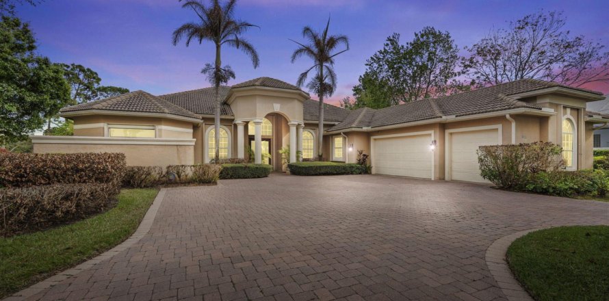 House in Port St. Lucie, Florida 4 bedrooms, 369.47 sq.m. № 2078267
