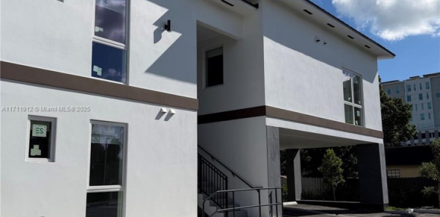 Immobilier commercial à Hallandale Beach, Floride № 2077477