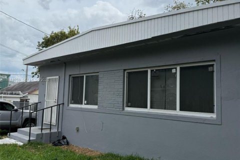 Commercial property in Miami, Florida 127.83 sq.m. № 2152829 - photo 1