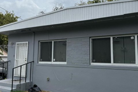 Commercial property in Miami, Florida 127.83 sq.m. № 2152829 - photo 8