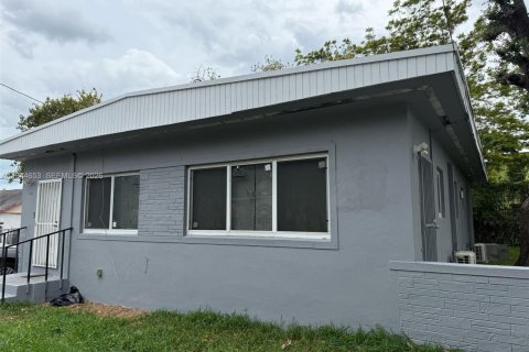 Commercial property in Miami, Florida 127.83 sq.m. № 2152829 - photo 2