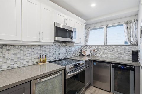 Condo in Fort Lauderdale, Florida, 1 bedroom  № 1995721 - photo 4