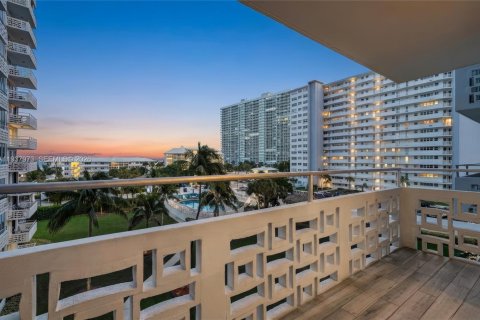 Condo in Fort Lauderdale, Florida, 1 bedroom  № 1995721 - photo 11