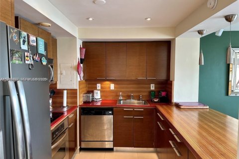 Condo in Miami, Florida, 2 bedrooms  № 2026960 - photo 9