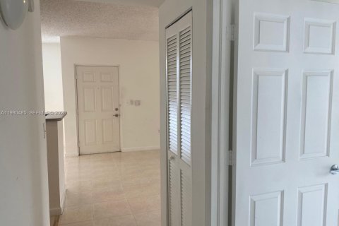 Снять в аренду кондоминиум в Тамарак, Флорида 1 спальня, 64.2м2, № 2051393 - фото 3
