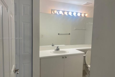 Снять в аренду кондоминиум в Тамарак, Флорида 1 спальня, 64.2м2, № 2051393 - фото 8