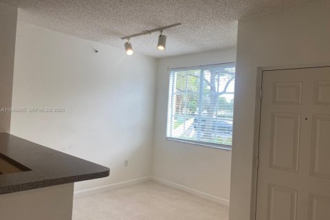 Снять в аренду кондоминиум в Тамарак, Флорида 1 спальня, 64.2м2, № 2051393 - фото 13