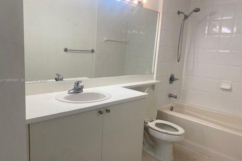 Снять в аренду кондоминиум в Тамарак, Флорида 1 спальня, 64.2м2, № 2051393 - фото 9