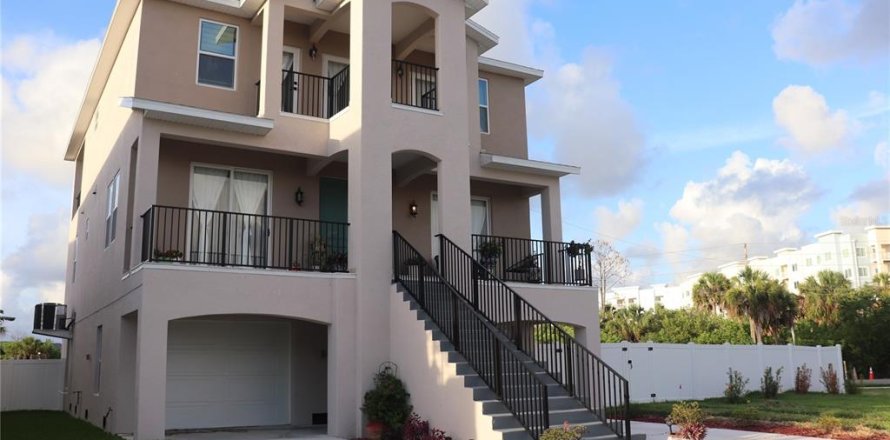 House in New Port Richey, Florida 3 bedrooms, 255.78 sq.m. № 2233606