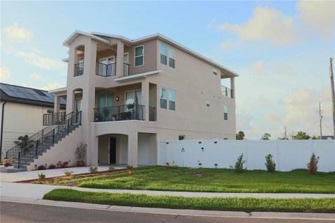 House in New Port Richey, Florida 3 bedrooms, 255.78 sq.m. № 2233606 - photo 7