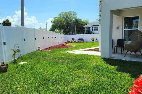 House in New Port Richey, Florida 3 bedrooms, 255.78 sq.m. № 2233606 - photo 11