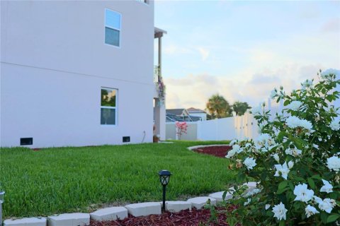 House in New Port Richey, Florida 3 bedrooms, 255.78 sq.m. № 2233606 - photo 10
